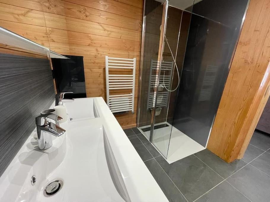Appartement Lumineux Neuf Dans Bas De Chalet Le Douglas Ла-Жу-дю-Луп Экстерьер фото